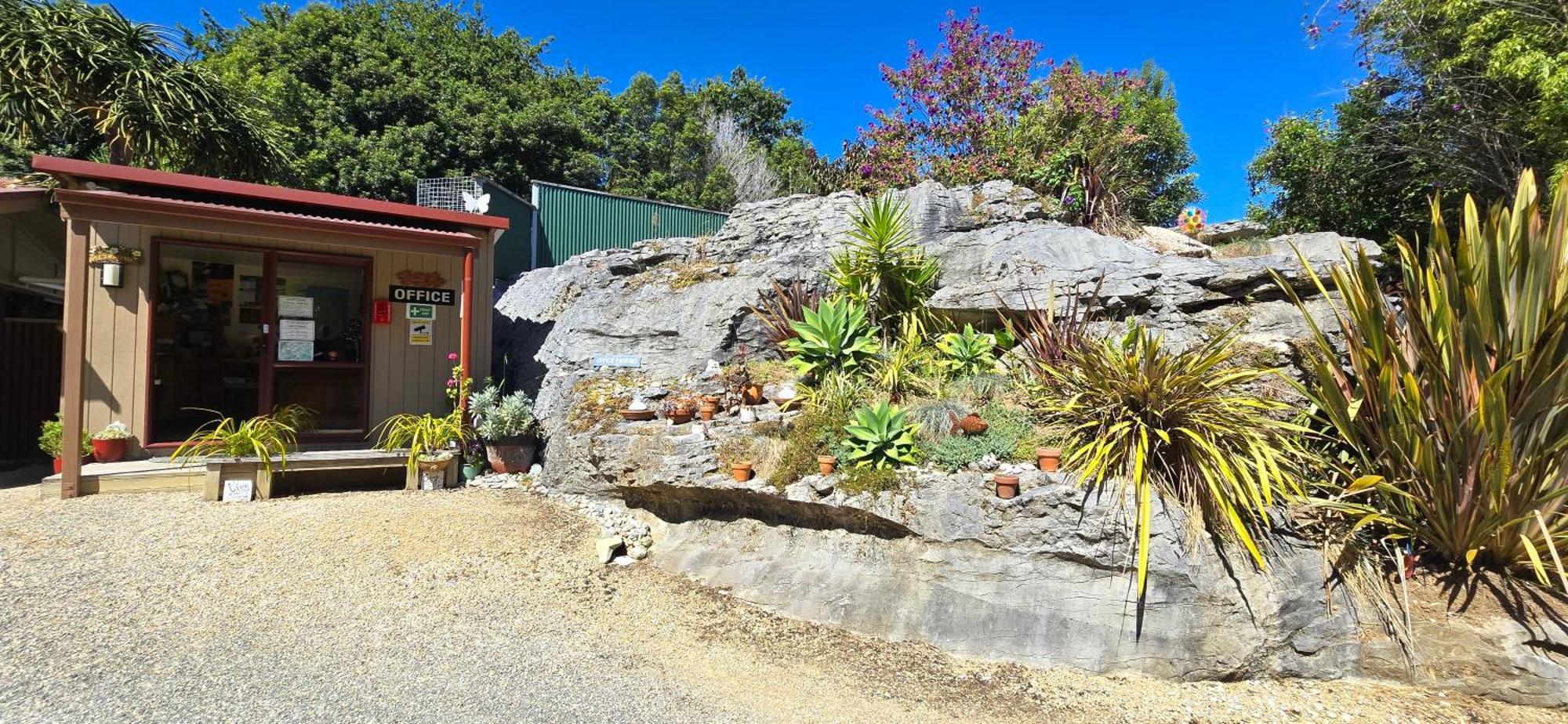 The Rocks Chalets Takaka Bagian luar foto